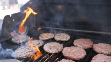 Hamburger cenneti. İhtiyacın olan son yemek çekimi. Mouthwatering gevrek patates kızartması yavaş hareket düşüyor. Başka biri yutmadan önce bu fotoğrafı çek.