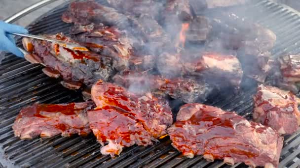 Churrasco americano, Carne fresca de fritar, Churrasco de frango, Porco, Costelas, Kebab, Hambúrguer, Churrasco, Josper, Carne de bovino. Ensolarado ao ar livre.Chef transforma a carne na grelha com chamas de fogo 4k — Vídeo de Stock