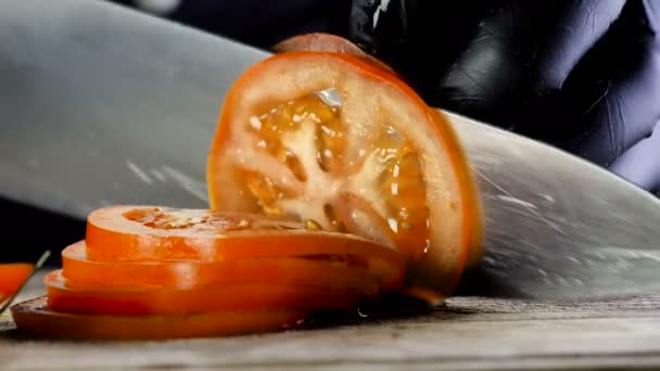 Lo chef taglia gli anelli pomodoro rosso, primo piano di pomodoro, gli ingredienti per l'hamburger — Video Stock