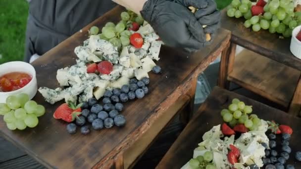 Catering servisi. Büyük çeşitli doğal ve sağlıklı organik peynir Cheder Gouda Parmesan ve meyve çilek ve fındık genç şarap 4k ziyafeti için — Stok video