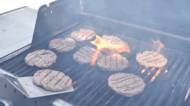 Hamburger ve Cheeseburger için Et ve Domuz Köfte barbekü pişirme ateşte. Doğal Organik Izgara Et Likte 4k Clous-up