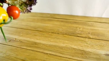 Seçim havuç, patates, salatalık, domates, lahana, marul, pancar, soğan, sarımsak, turp, dereotu ve maydanoz yavaş hareket ahşap bir masada servis içerir