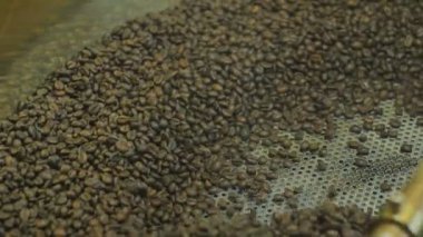 Arjantin kahve çekirdekleri özel bir makinede kavrulur