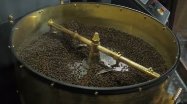 Arjantin koyu kahve çekirdekleri kavrulur ve özel bir makinede karıştırılır