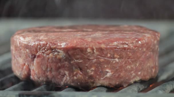 Grande costeleta de carne é grelhado, close-up side shot — Vídeo de Stock
