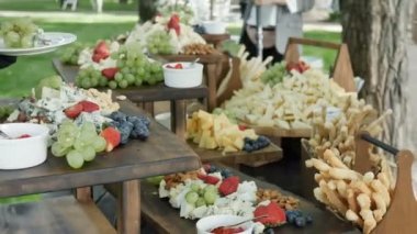 Çeşitli peynir Çedar, Gorgonzola, Brie, Gouda peyniri, Parmesan, Feta, Ricotta, Maasdam, Üzüm, Çilek, Fındık, Kaju, Badem, Gravy, sos, Kruton, Breadsticks ile Emmental ve Gruye