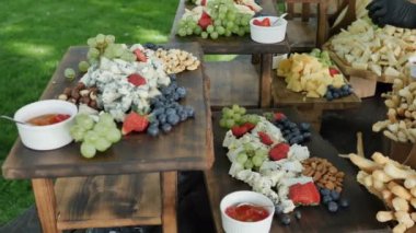 Çeşitli doğal ve sağlıklı Organik çedar peyniri Gauda Parmesan ve meyve çilek ve genç Şarap 4k ziyafeti için fındık