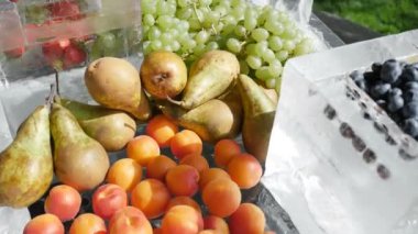 Buz kayısı şeftali çilek üzüm üzüm yaban mersini kiraz armut meyve catering çeşitleri. Vejetaryenler için sağlıklı ve sağlıklı gıda kavramı vitamin kokteyl 4k.