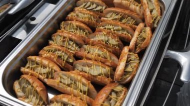 Et sosis, kırmızı sos, mayonez ve hardal 4k ile Pişmiş sosisli