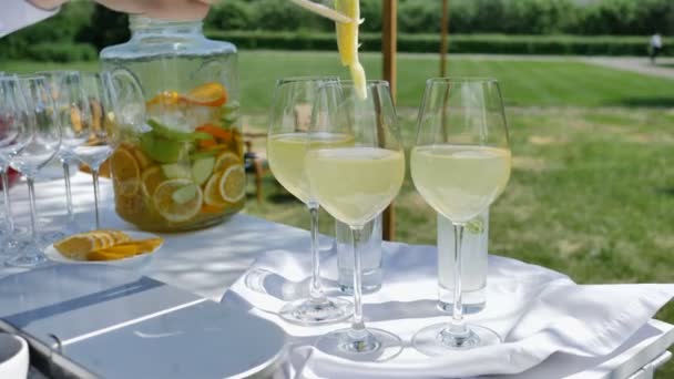 Cocktail förberedelse för en födelsedag eller bröllopsfest — Stockvideo