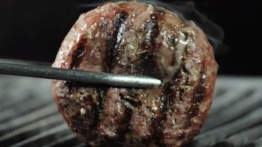 Demir maşaile ızgarada büyük sulu bir et böreği teslim ediyorum.