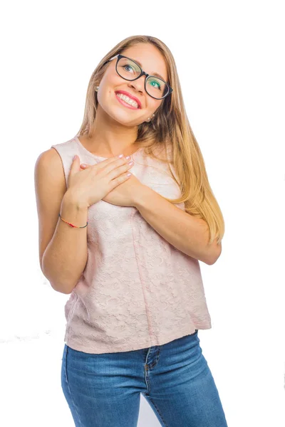 Ik heb gewonnen. Winnende succes gelukkige vrouw viert een winnaar. Dynamische afbeelding van blanke vrouwelijke model op witte studio achtergrond. Overwinning, Delight concept. Menselijk gezichts emoties concept. — Stockfoto