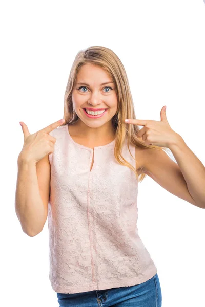 Portrait d'une fille blonde qui sourit et montre ses dents sur ses dents, dentisterie — Photo