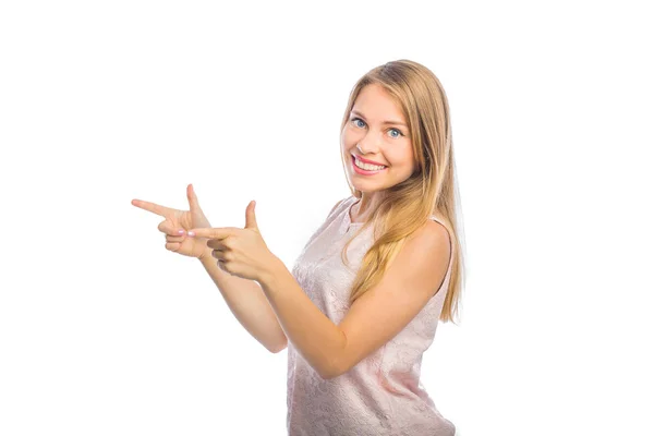 Porträt einer jungen schönen Blondine, die lächelt und mit zwei Zeigefingern etwas zeigt, Mode-Shooting, Frauengefühle, Shooting auf einem isolierten Hintergrund — Stockfoto