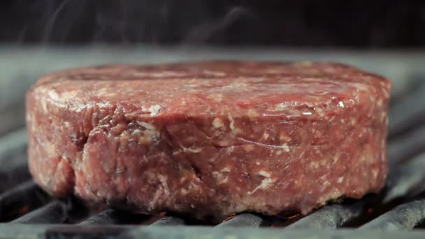 O início de costeletas de cozinha, close-ups no lado de uma grande costeleta grelhar na grelha um pouco fumado, carne bovina ou carne de bezerro formado em uma costeleta — Vídeo de Stock