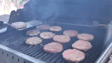 Pişirme Burger ve Hamburger Alevler Josper Izgara Yaso Domuz Dana Dana ve Tavuk Fileto bir parti sokak gıda için. Barbekü köfte 4k Yavaş hareket için yağ spatters sinek