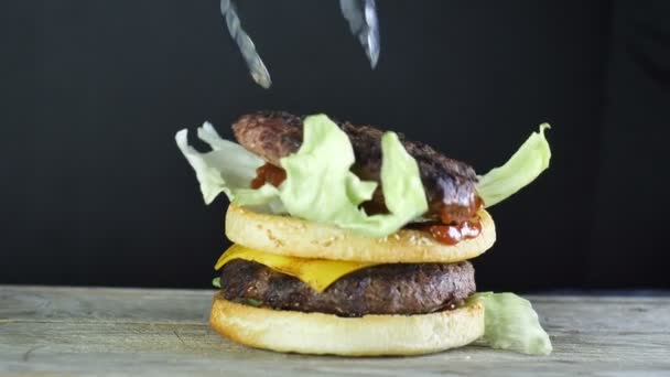 Půl bochník na Burger s hlávkovým salátem na horním a dva plátky sýra smažený plynovým hořákem a další polovinu bochník, na kterém se rozprostře nová vrstva hlávkového salátu a — Stock video