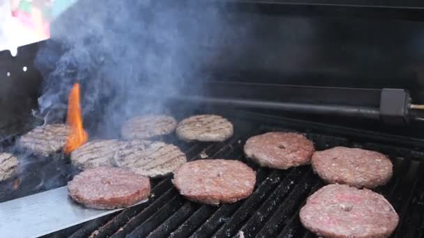 Cheeseburger cozinhar em fogo grelhado hosper carne carne de porco carne de carneiro vitela e filé de frango para uma festa comida de rua. Borrifos de gordura estão voando, costeletas de churrasco são incendiadas em câmera lenta 4k — Vídeo de Stock