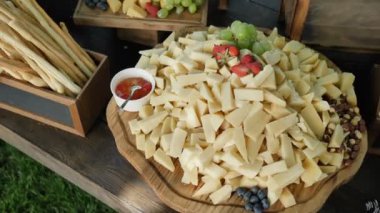 Catering servisi. Büyük bir ürün yelpazesine sahip peynir Çedar, Gorgonzola, Brie, Gouda peyniri, Parmesan, Feta, Ricotta, Maasdam, Emmental ve Gruye ile Station. 4k Kamera hareketi yavaş hareket. Ile dekore edilmiş