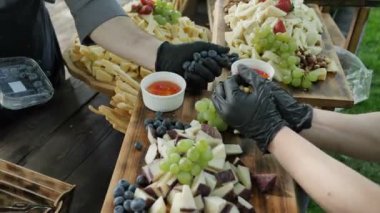 Catering servisi. Büyük çeşitli doğal ve sağlıklı organik peynir Cheder Gouda Parmesan ve meyve çilek ekmek çubukları ve genç şarap 4k ziyafeti için fındık. Yavaş çekim kamera döndürme