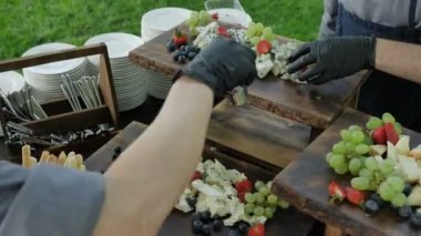 Peynir Cheder Gouda Parmesan ve meyve çilek ekmek çubukları ve genç şarap ziyafeti için fındık. Yavaş çekim kamera döndürme 4k. Catering hizmeti.