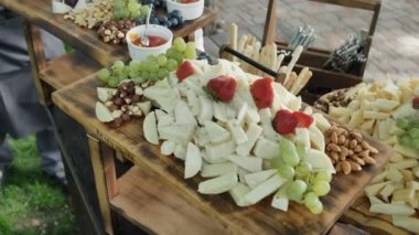 Catering servisi. Büyük bir ürün yelpazesine sahip peynir Çedar, Gorgonzola, Brie, Gouda peyniri, Parmesan, Feta, Ricotta, Maasdam, Emmental ve Gruye ile Station. Üzüm, Çilek, Fındık, Kaju ile Dekore