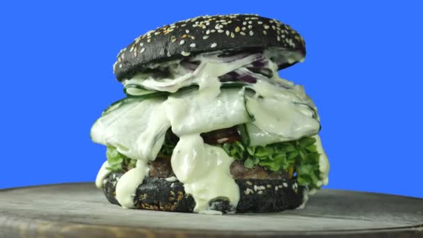 Gezonde Vegan zwarte broodje hamburger met zoete aardappel — Stockvideo