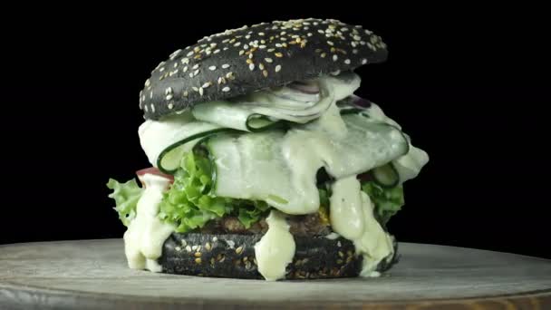 Gesunder veganer Black-Brötchen-Burger mit Süßkartoffeln — Stockvideo