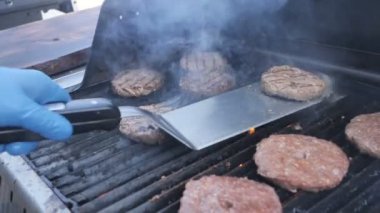 Arka plan yangın alevler ilerleyle Grill Josper sokak gıda Burger için Domuz Beef Chicken dana eti Köfte hazırladı. Cutlet yavaş çekim emmek 180 fps