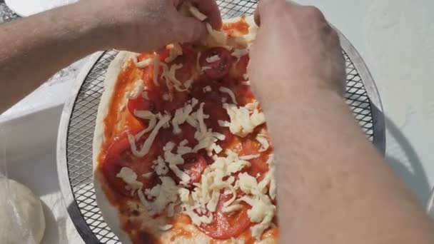 Szef kuchni gotować tradycyjną pizzę Margherita ze świeżym serem pomidorowym Cherry i sous 4K — Wideo stockowe