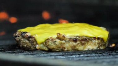 Izgara olan peynir pirziçin yakın çekim, daha sonra pirzama bir spatula ile alınır