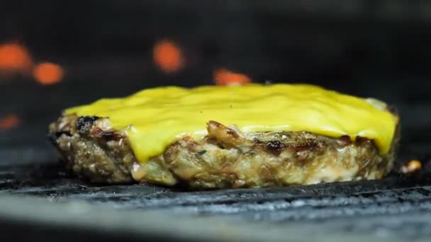 Gros plan de escalope de fromage étant grillé, puis escalope est prise avec une spatule — Video