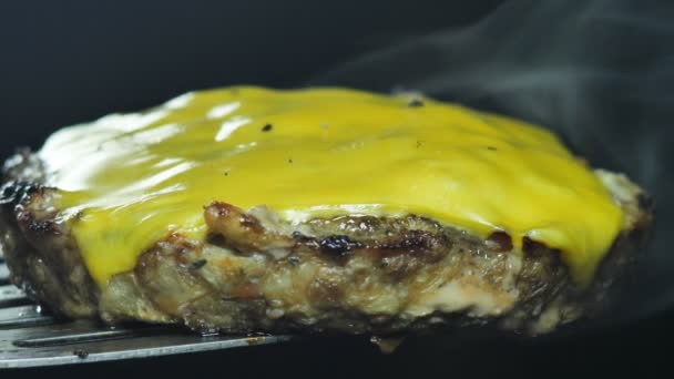 Närbild av en ostcutlet tas från grillen på en spatel, ånga från varm kokt kotletta, slow motion — Stockvideo