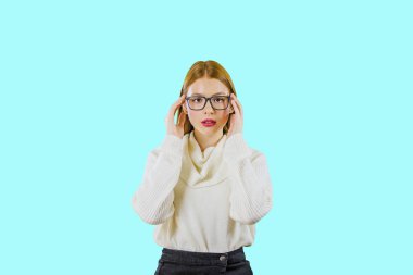 Izole bir arka plan üzerinde sinirli bir yüz kötü ruh hali ile gözlük Çekici sevimli kırmızı saçlı kız