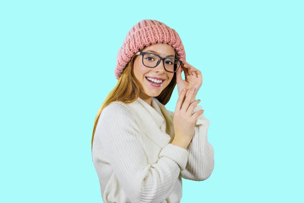 Attraktive junge rothaarige Mädchen mit Brille, die in die Kamera schaut und auf einem isolierten Hintergrund lächelt — Stockfoto