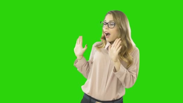 Blonde in glazen in verrassing zegt stop dan glimlacht en shows klasse, kantoormedewerker, meisjes emoties op een geïsoleerde achtergrond — Stockvideo
