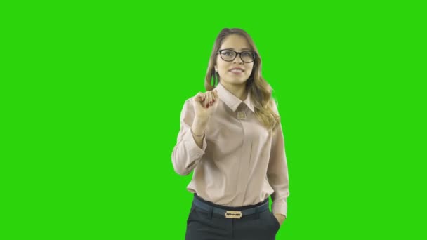 En kvinna på kontoret använder en holografisk styrelse för att arbeta på en isolerad bakgrund. — Stockvideo