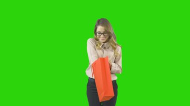 Tatil kıyafetleri giyen genç bir kadın hediyeler ilerler ve onun hediyeler sevinir, izole bir arka plan üzerinde filme