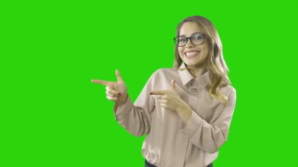 Emotions of a young pretty girl are accompanied by gesticulation with hands on an isolated green background — ストック動画