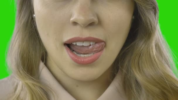 Weibliche Lippen aus nächster Nähe, Zunge berührt den Lippenwinkel — Stockvideo