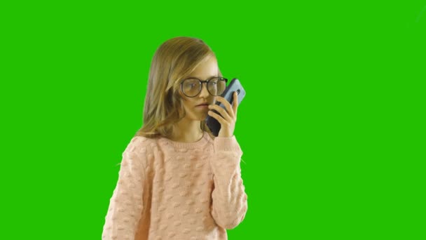 Mignonne petite fille parlant sérieusement au téléphone, émotions, actrice, tournage sur un fond isolé — Video