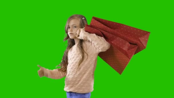 Девушка с подарочной сумкой подарки на изолированном фоне — стоковое видео