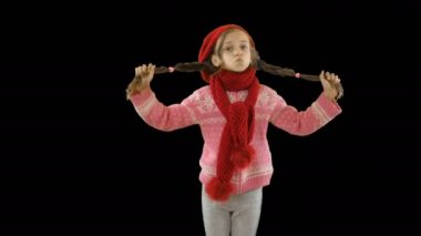 Kırmızı örme şapka ve eşarp on ve on iki hakkında küçük bir güzel kız elinde onu pigtails tutar ve yan yana eğlenceli, tatil, Yeni Yıl tatili, doğum günü sallar