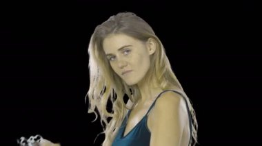 Giyinme ve bir maske üzerinde çalışıyor seksi bir kadının portresi, Bir partide Venedik maskeli karnaval maskesi, izole bir arka plan, şenlikli makyaj ve elbise