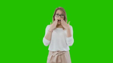 Gözlüklü güzel iş kadını heyecanla elleriyle ağzını kapatarak bağırır