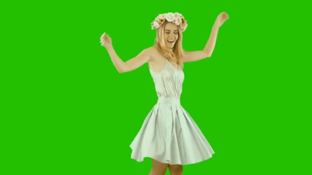 Ein Mädchen mit Blumen auf dem Kopf in einem schönen Kleid Frühjahrsverkauf. — Stockvideo