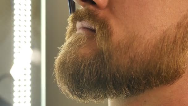 Close-up de como os homens cortam seu bigode e barba com tesoura — Vídeo de Stock