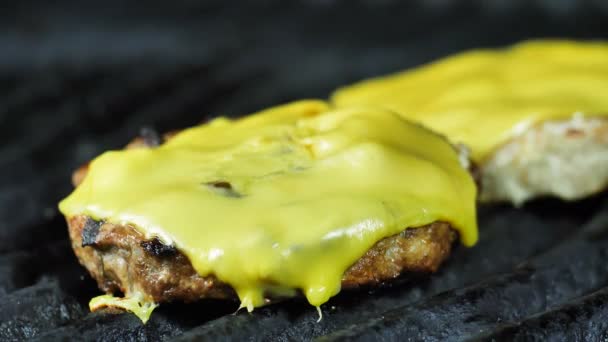 Escalopes de cheddar grillées pour un hamburger dans un restaurant — Video