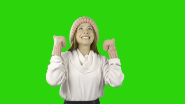 Eldiven ve şapka güzel kızıl saçlı kız sınıf gösterir ve evet evet evet, olumlu duygular, izole bir arka plan üzerinde moda çekim bağırır