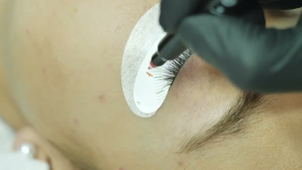 Procédure de salon de beauté marquant les yeux dans le processus d'extension des cils — Video